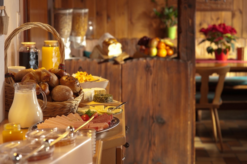 brasserie-CAUSSOLS-min_breakfast_buffet_food_restaurant_meal_hotel_plate_fresh-718745